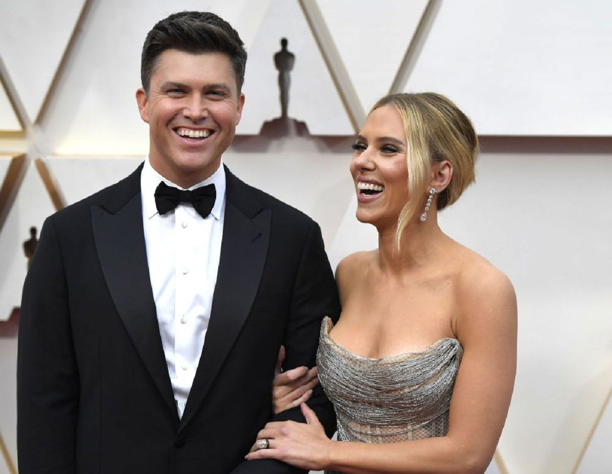 Colin Jost Waves His Wedding Ring On His Show Snl After Marrying Scarlett Johansson See Latest