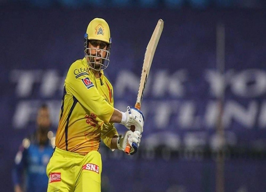 IPL 2020: MS Dhoni huge six lands outside the stadium, a lucky fan got the ball, WATCH
