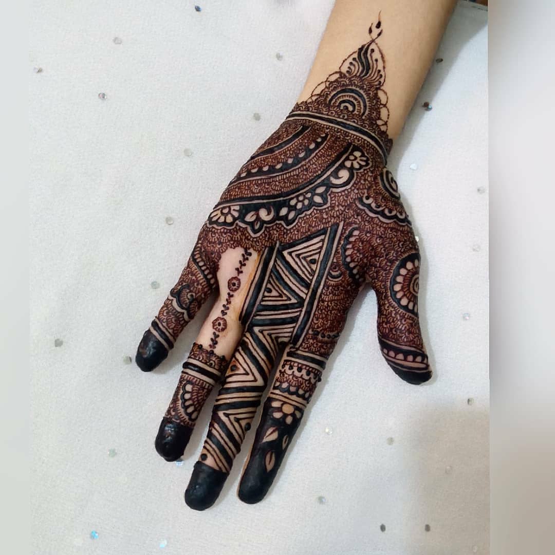 Mehndi Design Apply These Trending Mehndi Designs On Karwa Chauth See Latest