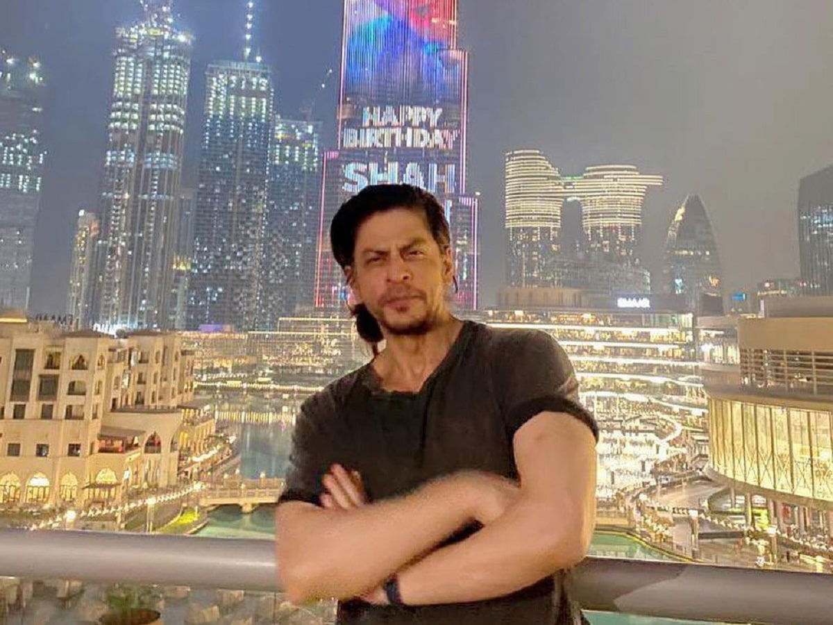 Shah Rukh Khan poses to Burj Khalifa with his iconic pose says, 'Thanks