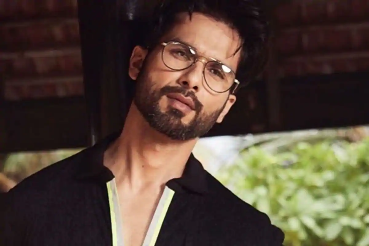 Shahid Kapoor helps 40 Bollywood background Dancers by transferring fund  into accounts - See Latest