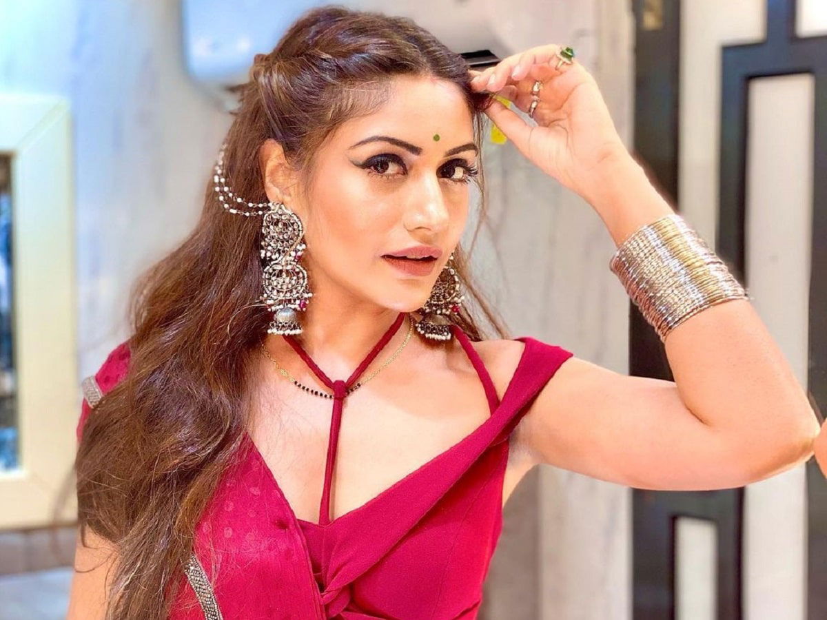 Surbhi Chandna flaunting her off-shoulder strap blouse with sexy saree