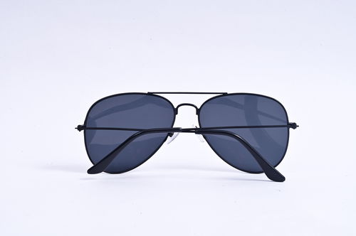 Classic aviator style sunglasses Image