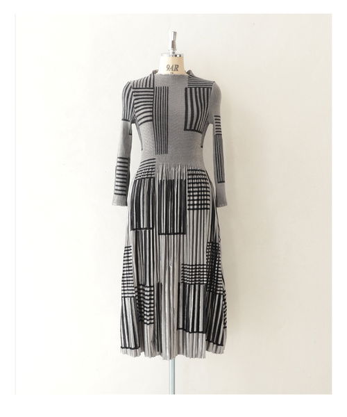 Chic Monochrome Velvet Pleated Midi Dress Image