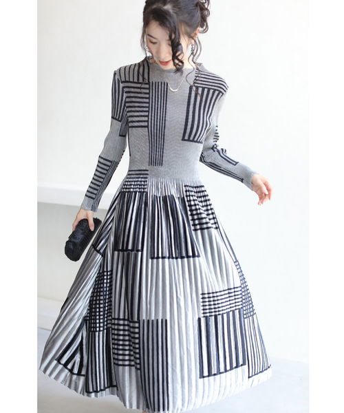 Chic Monochrome Velvet Pleated Midi Dress