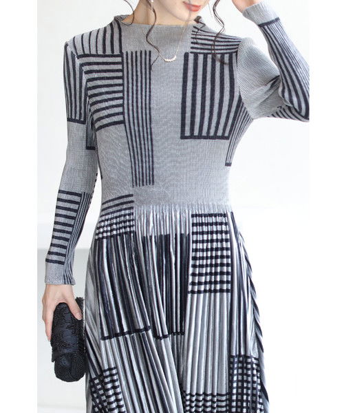 Chic Monochrome Velvet Pleated Midi Dress Image 