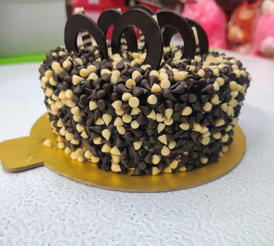 FULL CHOCO CHIPS CAKE  Image