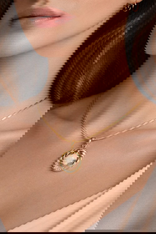 Elegant Shell Pearl Pendant Necklace with Delicate Chain Image