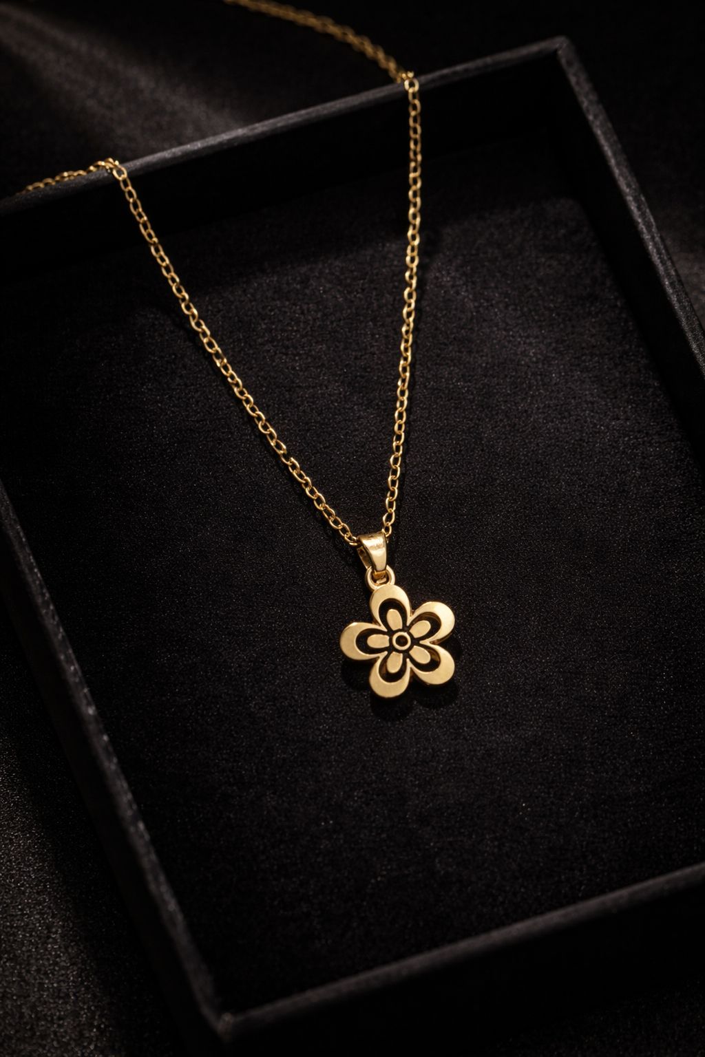 Elegant Black Flower Gold-Tone Chain Necklace Image 