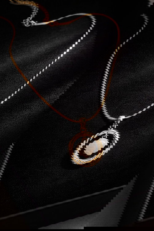 Elegant Shell Pearl Pendant Necklace with Delicate Chain