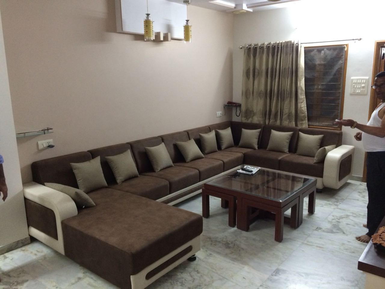 પ્રીમિયમ સ્ટિચડ કસ્ટમ સોફા – તમારા લિવિંગ રૂમ માટે Perfect Fit Image 