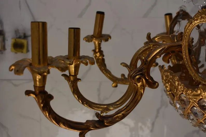 Vintage Brass Chandelier – Elegant Antique Lighting for Luxurious Interiors Image 