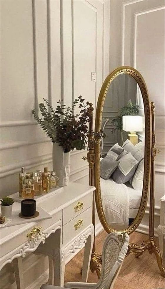 Vintage Oval Standing Mirror – Heritage Luxe Edition Image