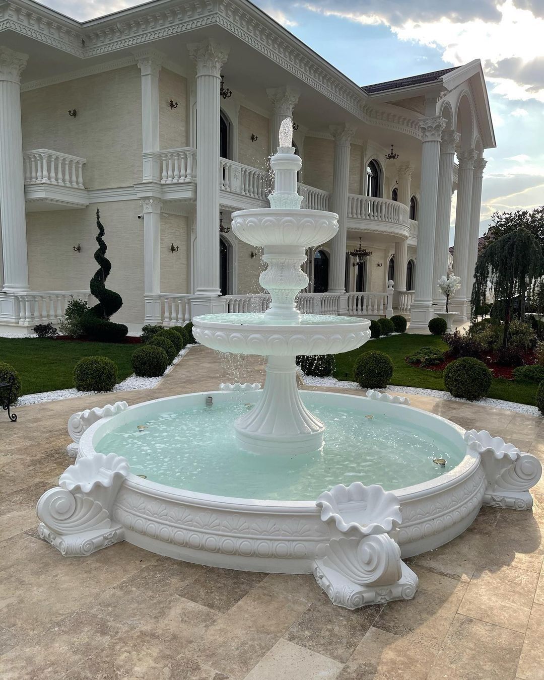 Renaissance Fountains – Luxury Garden Statement Fountain Image 