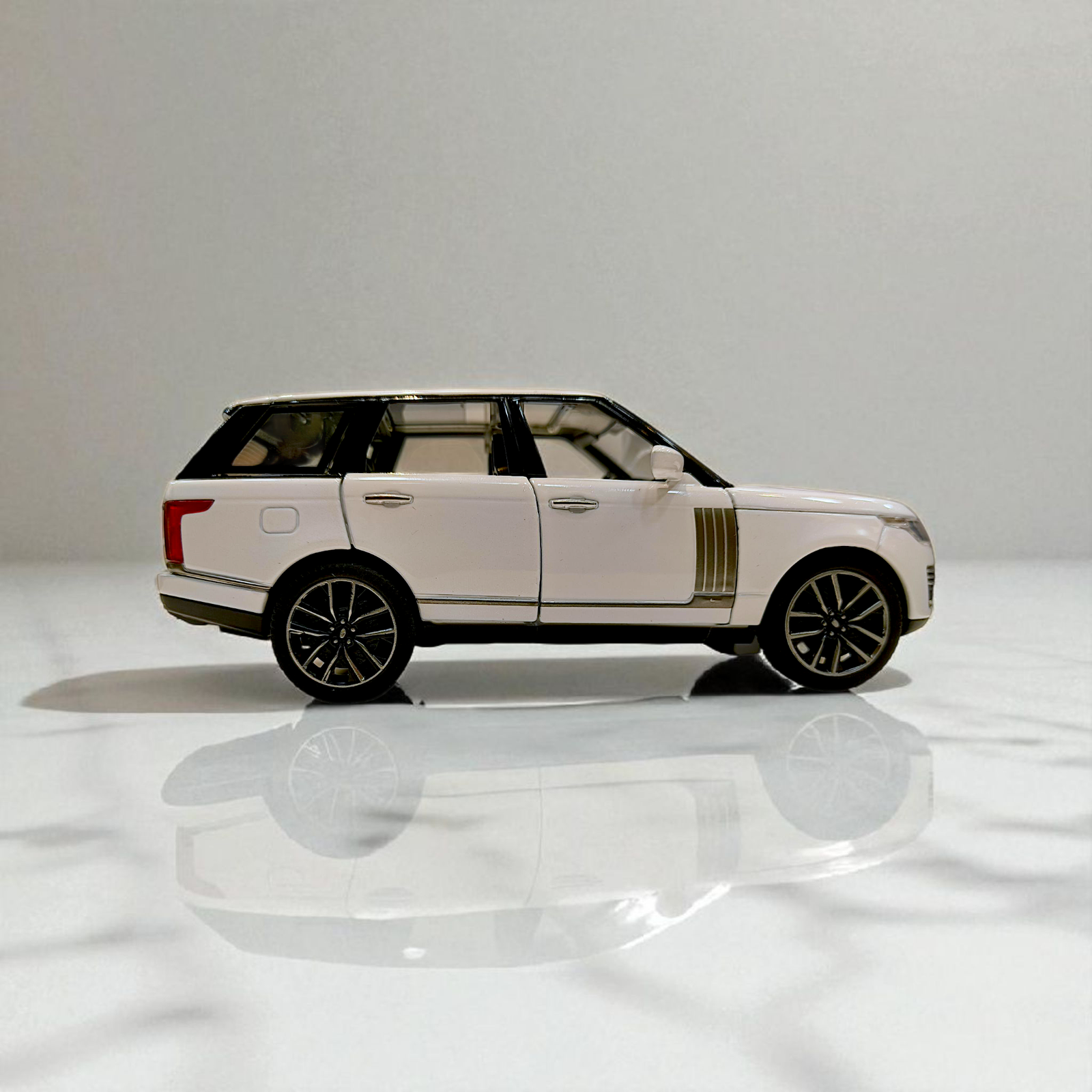 Range Rover Vogue 1:32 Diecast SUV with Lights, Sound & Pull Back Image
