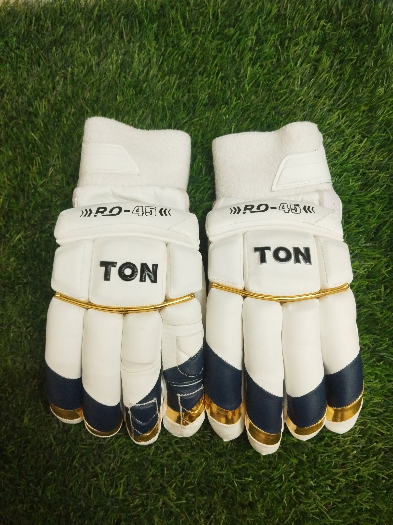SS Ton RO 45 Cricket Batting Gloves Image