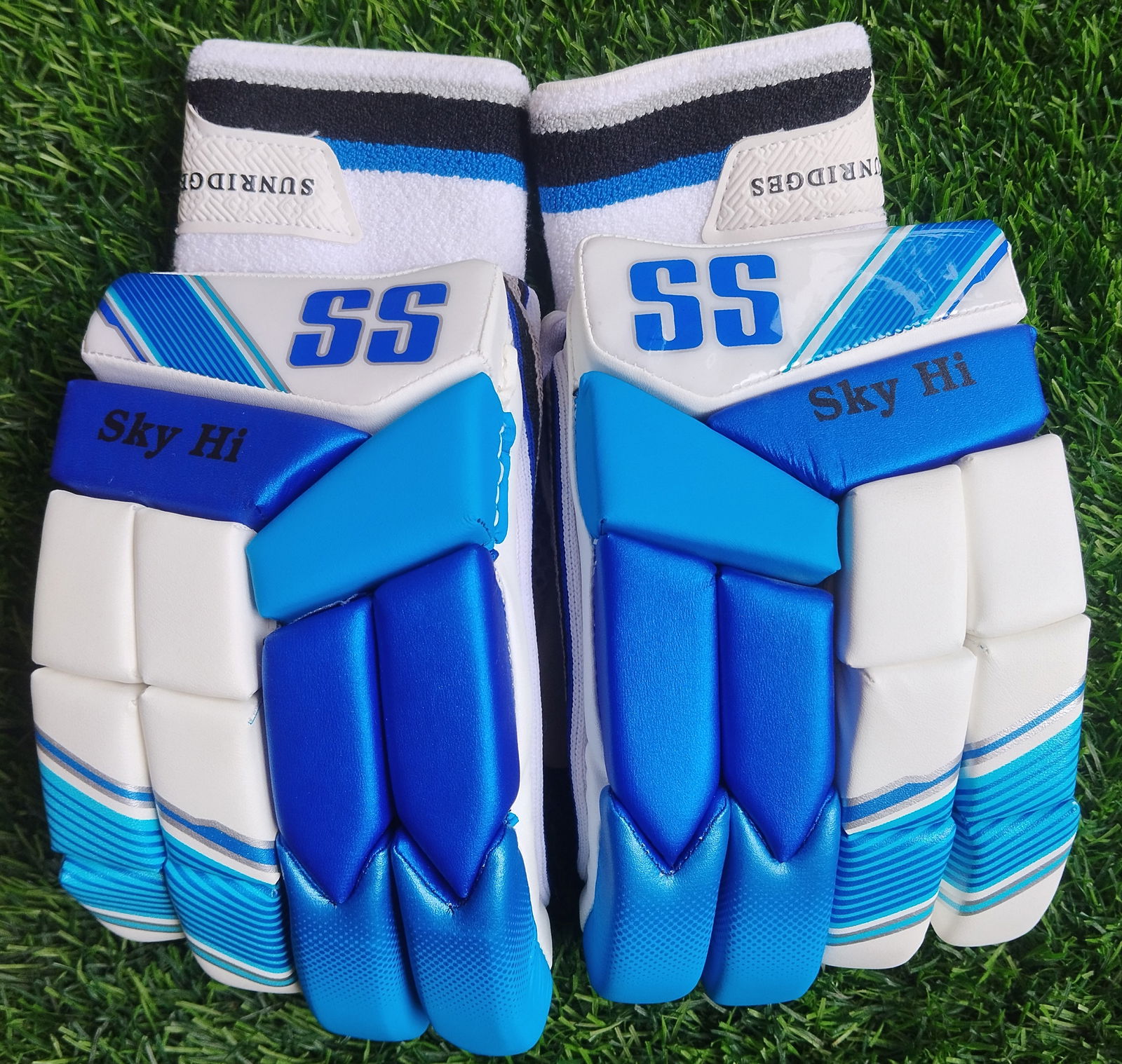 SS Skyhi Cricket Batting Gloves Image