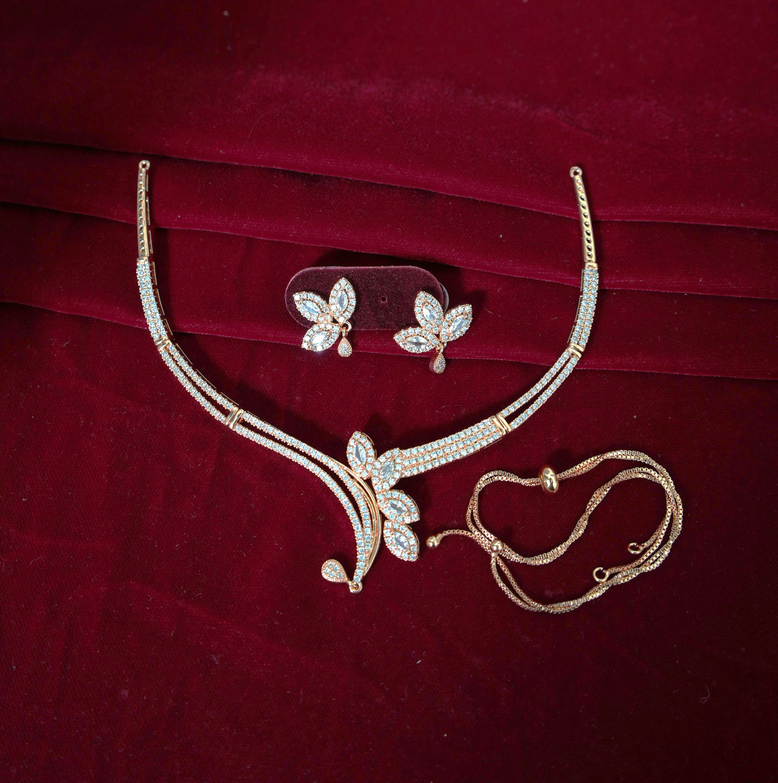Elegant Floral AD Necklace Set – by GilteZara Image